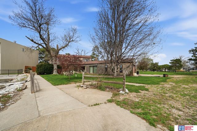 592 W Lakeshore Drive, Lincoln, NE 68528