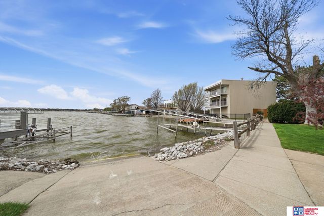 592 W Lakeshore Drive, Lincoln, NE 68528