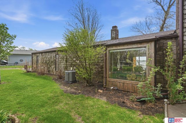 592 W Lakeshore Drive, Lincoln, NE 68528