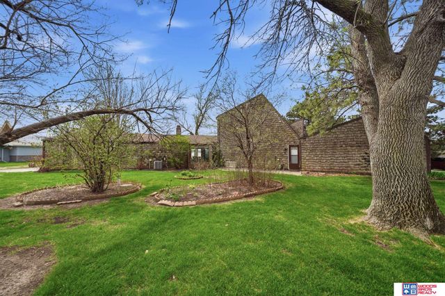 592 W Lakeshore Drive, Lincoln, NE 68528