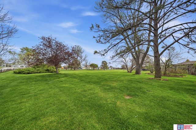 592 W Lakeshore Drive, Lincoln, NE 68528