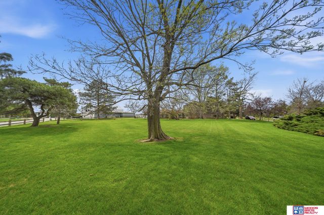 592 W Lakeshore Drive, Lincoln, NE 68528