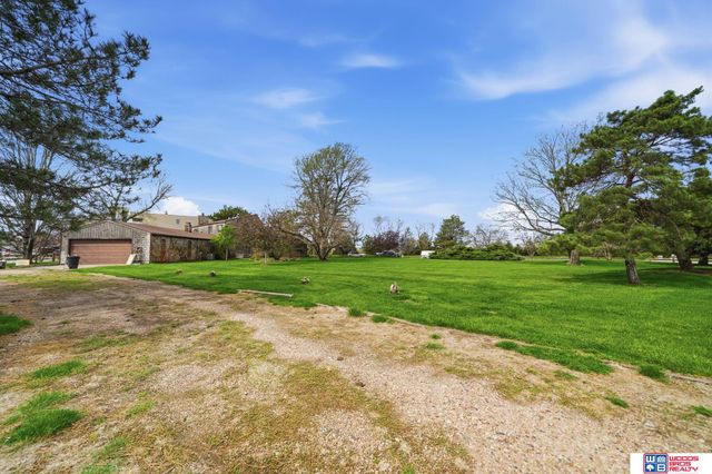 592 W Lakeshore Drive, Lincoln, NE 68528