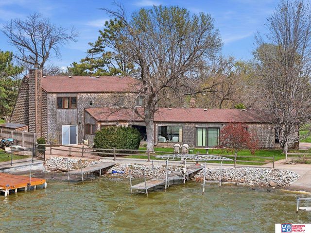 592 W Lakeshore Drive, Lincoln, NE 68528