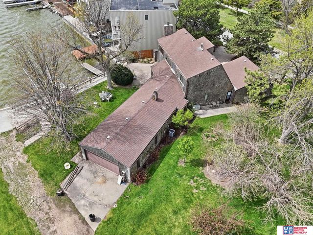 592 W Lakeshore Drive, Lincoln, NE 68528
