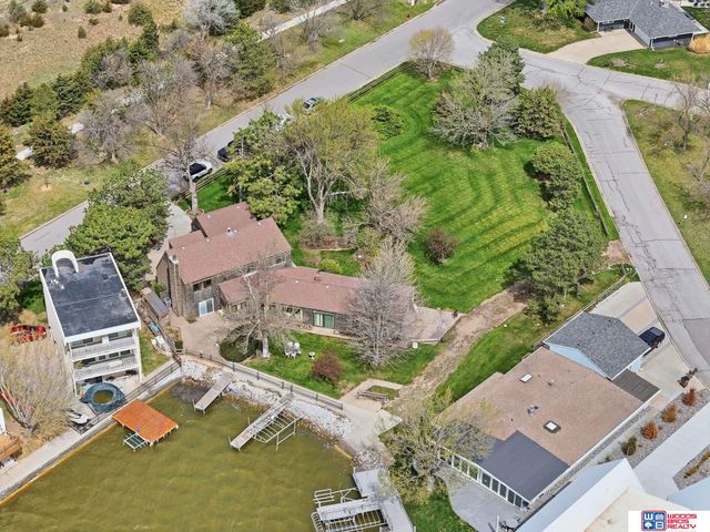592 W Lakeshore Drive, Lincoln, NE 68528