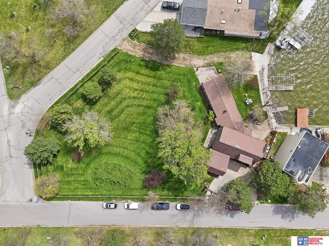 592 W Lakeshore Drive, Lincoln, NE 68528