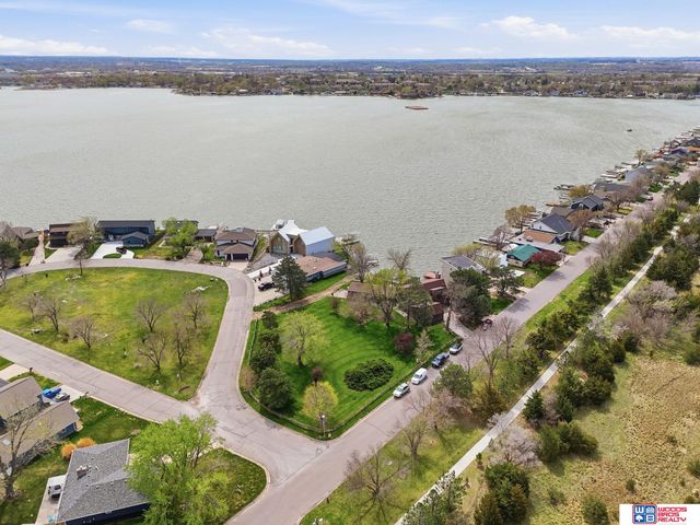 592 W Lakeshore Drive, Lincoln, NE 68528