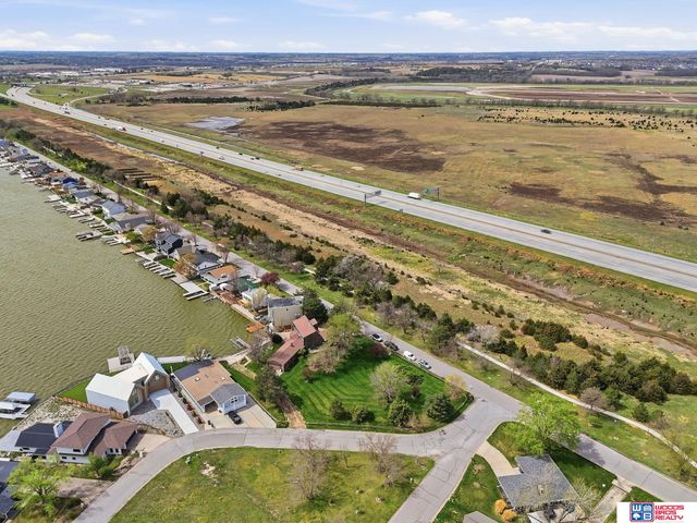 592 W Lakeshore Drive, Lincoln, NE 68528