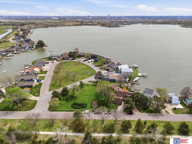 592 W Lakeshore Drive, Lincoln, NE 68528