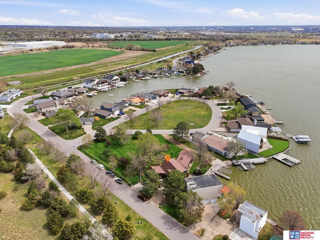 592 W Lakeshore Drive, Lincoln, NE 68528