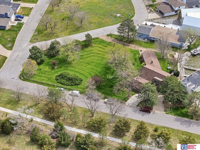592 W Lakeshore Drive, Lincoln, NE 68528