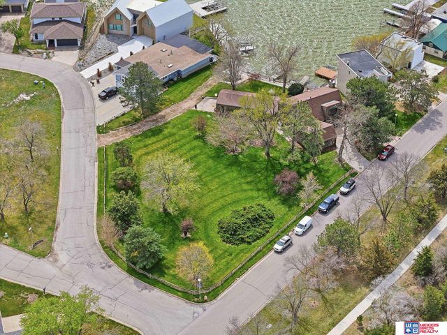 592 W Lakeshore Drive, Lincoln, NE 68528