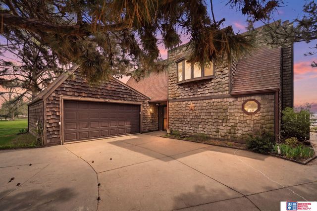 592 W Lakeshore Drive, Lincoln, NE 68528