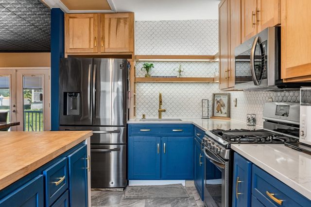 91 Currier St, Methuen, MA 01844