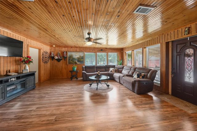 109 Didlake Road, Huntsville, TX 77340