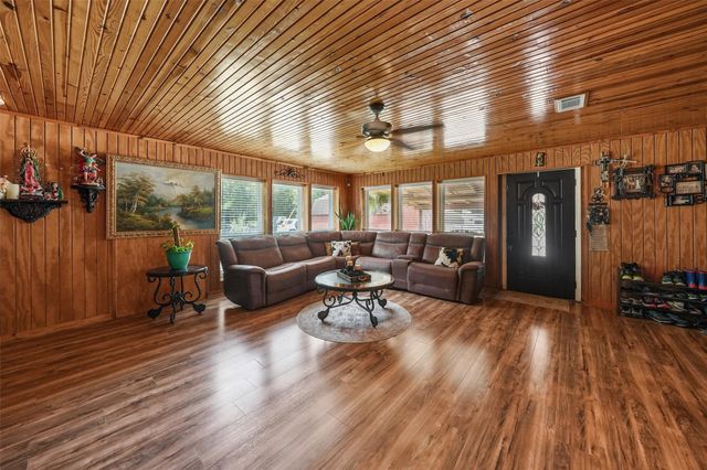 109 Didlake Road, Huntsville, TX 77340