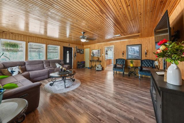 109 Didlake Road, Huntsville, TX 77340