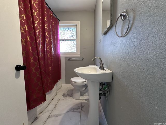105 E Huebinger, Marion, TX 78124