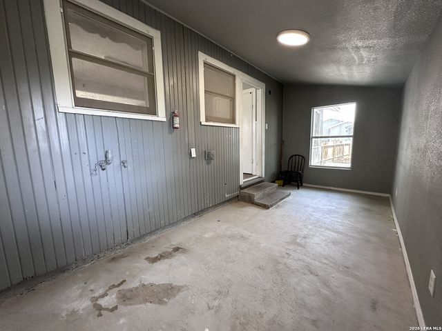 105 E Huebinger, Marion, TX 78124