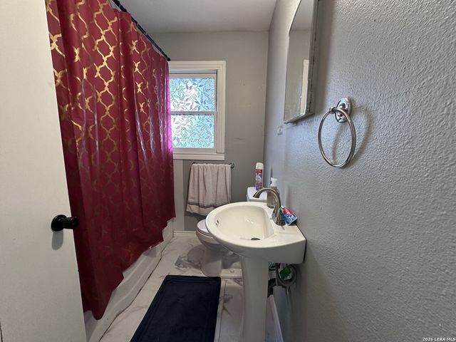 105 E Huebinger, Marion, TX 78124