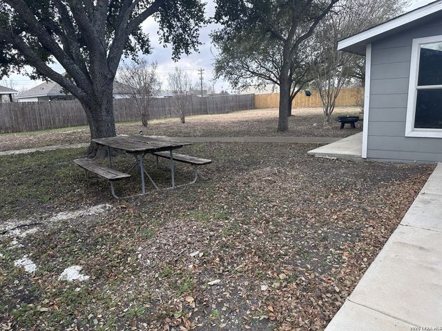 105 E Huebinger, Marion, TX 78124