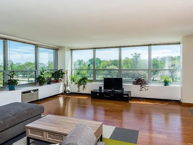3550 N Lake Shore Drive 301, Chicago, IL 60657