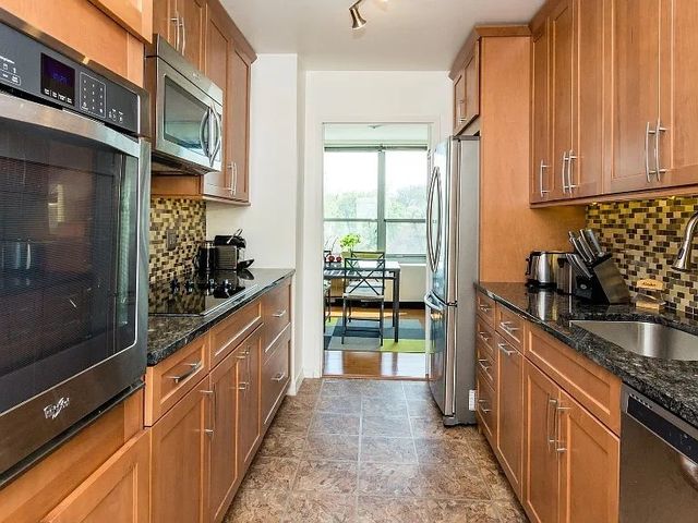 3550 N Lake Shore Drive 301, Chicago, IL 60657