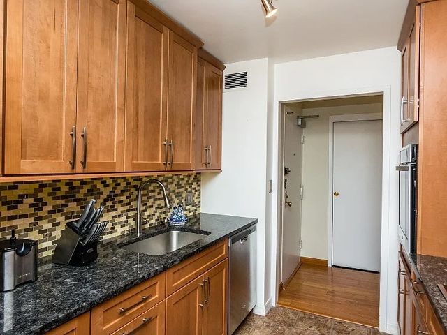 3550 N Lake Shore Drive 301, Chicago, IL 60657