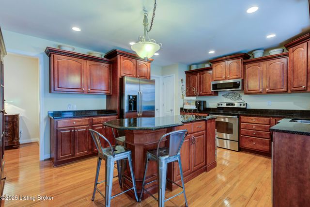 4237 Pleasant Glen Dr, Louisville, KY 40299