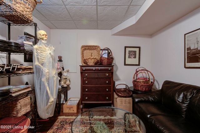 4237 Pleasant Glen Dr, Louisville, KY 40299