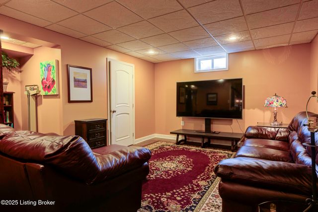 4237 Pleasant Glen Dr, Louisville, KY 40299