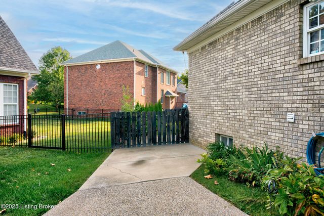 4237 Pleasant Glen Dr, Louisville, KY 40299