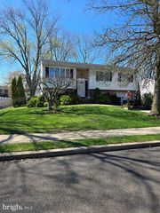 8 DURHAM TER, Mount Holly, NJ 08060
