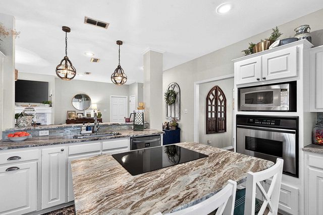 355 Honeysuckle Ln., Longview, TX 75605