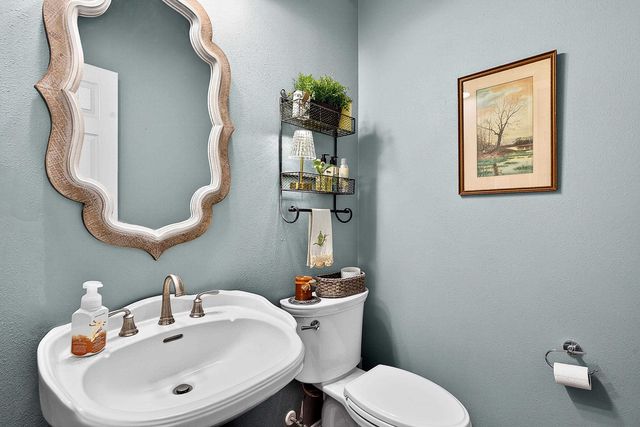 355 Honeysuckle Ln., Longview, TX 75605