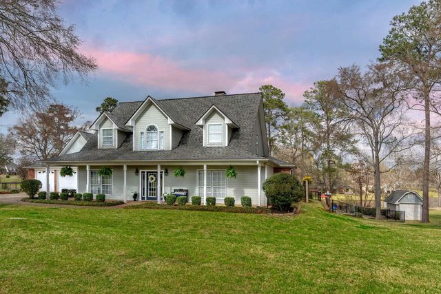 355 Honeysuckle Ln., Longview, TX 75605