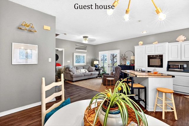 355 Honeysuckle Ln., Longview, TX 75605