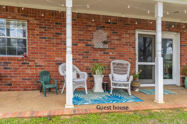 355 Honeysuckle Ln., Longview, TX 75605