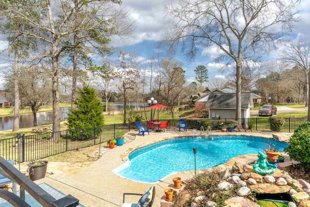 355 Honeysuckle Ln., Longview, TX 75605