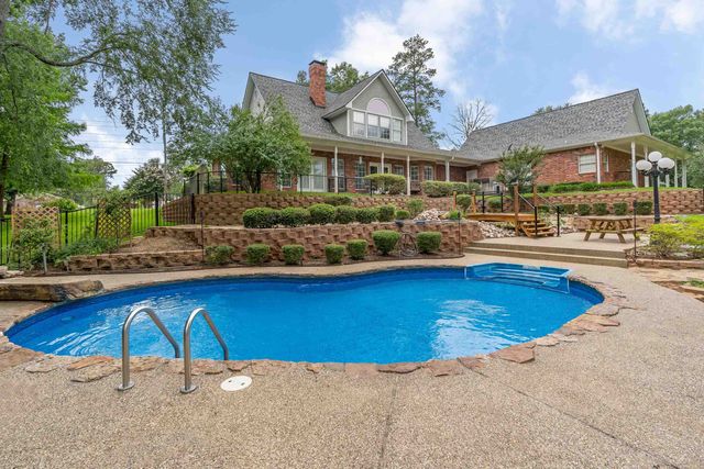 355 Honeysuckle Ln., Longview, TX 75605