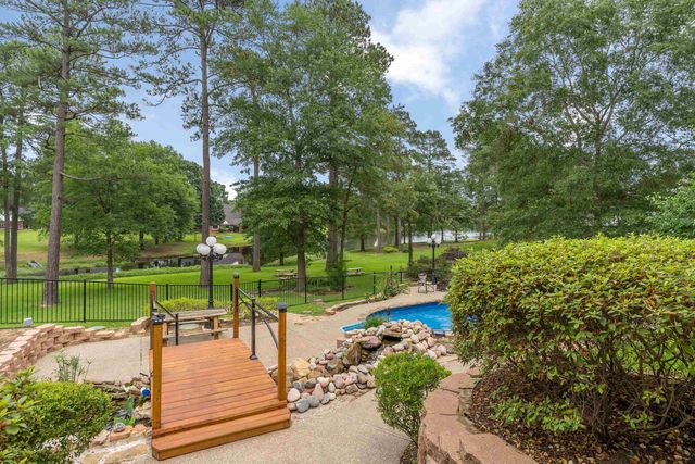 355 Honeysuckle Ln., Longview, TX 75605