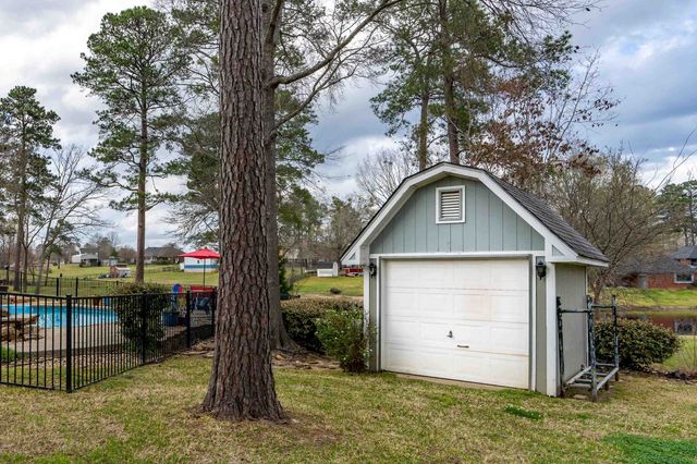 355 Honeysuckle Ln., Longview, TX 75605