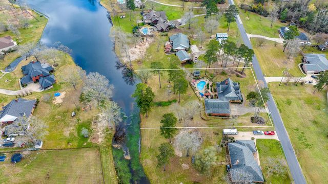 355 Honeysuckle Ln., Longview, TX 75605