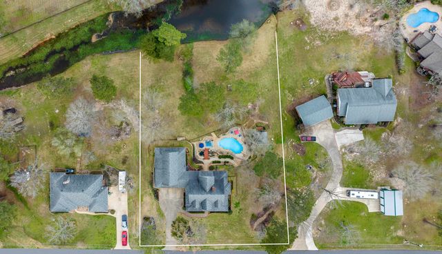 355 Honeysuckle Ln., Longview, TX 75605