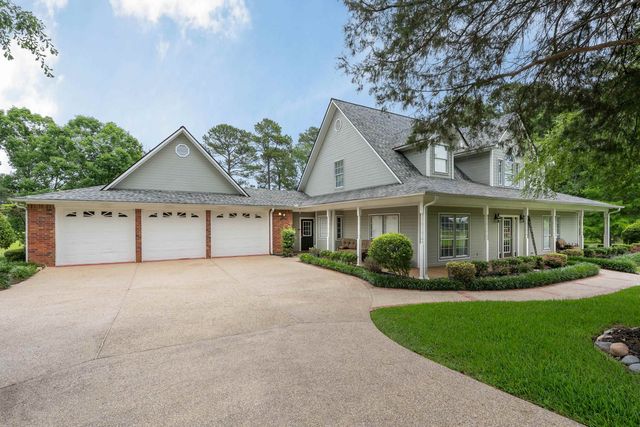 355 Honeysuckle Ln., Longview, TX 75605