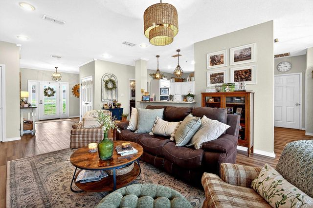 355 Honeysuckle Ln., Longview, TX 75605