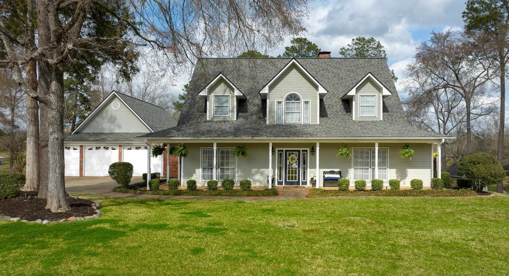 355 Honeysuckle Ln., Longview, TX 75605