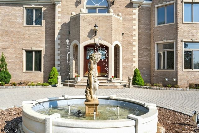 24 Club Way, Cedar Grove Twp., NJ 07009