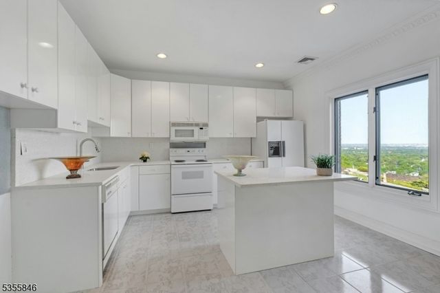 24 Club Way, Cedar Grove Twp., NJ 07009